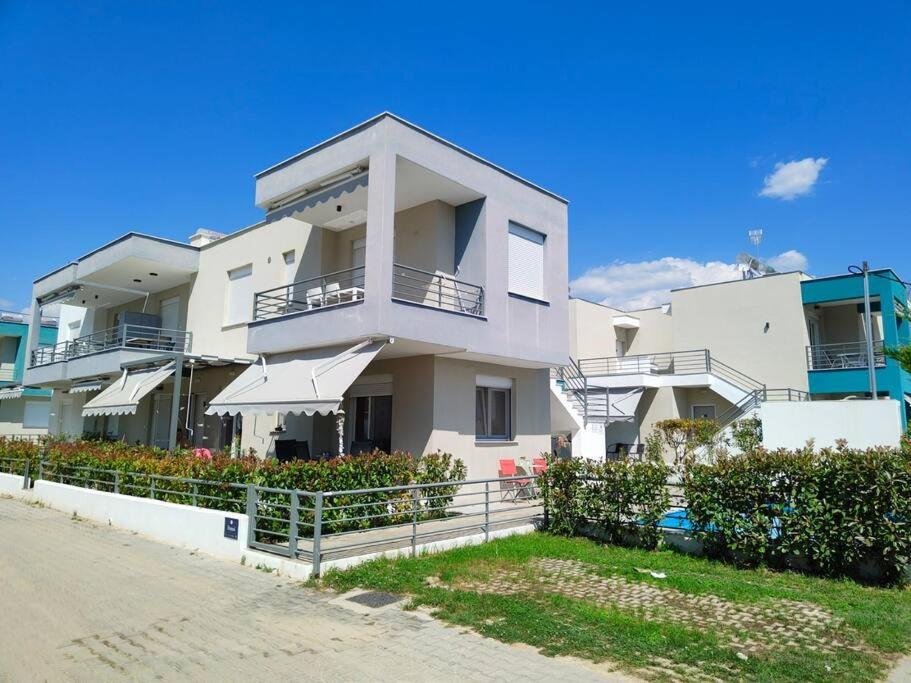 Poolview Apartment Ofrínion Exterior foto