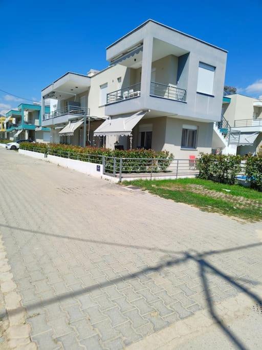 Poolview Apartment Ofrínion Exterior foto